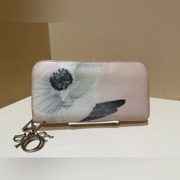 CHRISTIAN DIOR DIORISSIMO
ALSTROEMERIA FLOWER WALLET - Picture 1 of 15